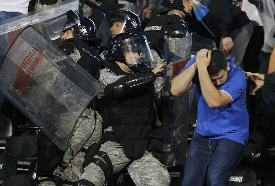 La polizia fatica a tenere i tifosi fuori dal campo. Reuters